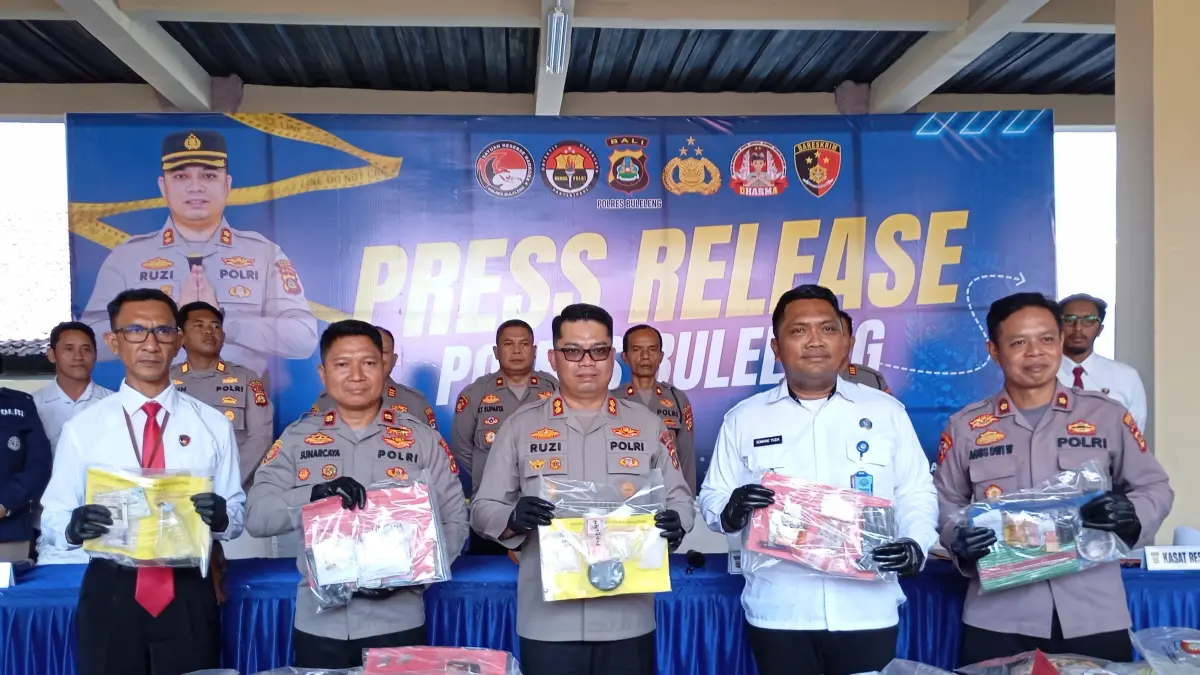 BARANG BUKTI: Kapolres Buleleng, AKBP Ruzi Gusman (tengah) menunjukkan barang bukti kasus narkoba, termasuk narkoba jenis kokain yang hendak diedarkan di Buleleng. (Francelino Junior/Radar Buleleng)