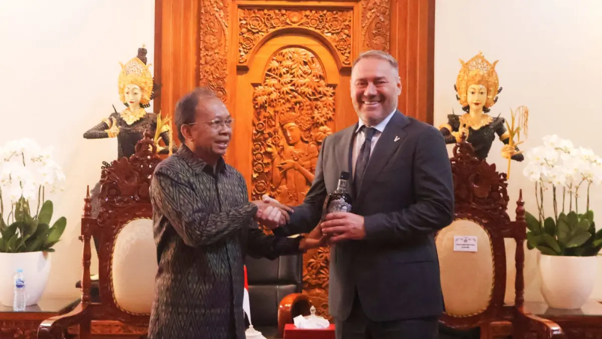 BERIKAN ARAK: Gubernur Bali, Wayan Koster (kiri) memberikan bingkisan arak Bali kepada Ketua Parlemen Saint Petersburg, Alexandr Belski (kanan) di Jaya Sabha, Denpasar, pada Senin (8/6/2026). (Pemprov Bali)