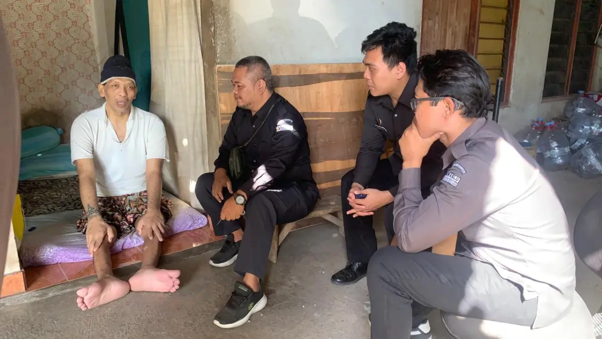 BERJUMPA PEMILIH DISABILITASI: Komisioner Bawaslu Buleleng, I Ketut Adi Setiawan (dua dari kiri) bertemu dengan pemilih disabilitas asal Kelurahan Sukasada. (Bawaslu Buleleng)