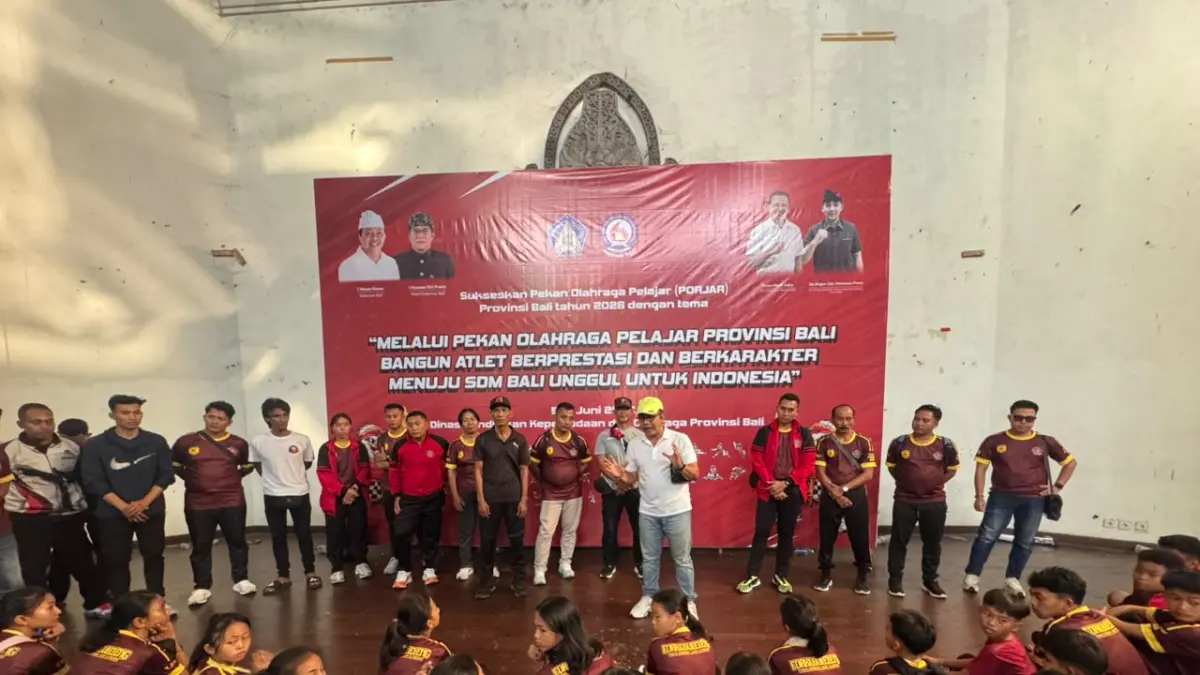 HARUS PUAS DI PERINGKAT TIGA: Para pengurus dan  atlet karate di bawah binaan Forki Buleleng yang bertanding pada ajang Porjar Bali 2026. Tahun ini mereka harus puas berada di peringkat ketigas perolehan medali. (Forki Buleleng)