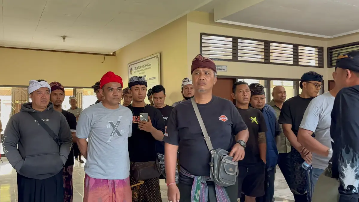 TOLAK ORMAS: Sejumlah warga mendatangi Kantor Kesbangpol Bali menyampaikan aspirasi penolakan terhadap eksistensi ormas Madas di Bali. (istimewa)