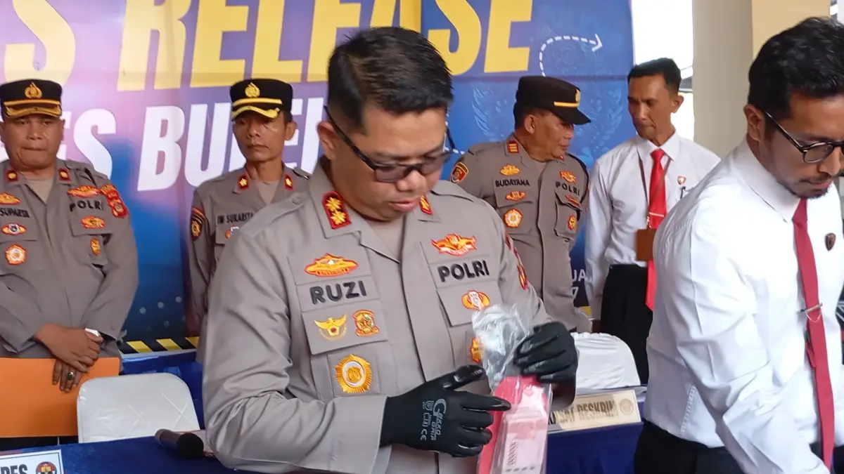 UANG PALSU: Kapolres Buleleng, AKBP Ruzi Gusman menunjukkan barang bukti uang palsu yang disita dari seorang pria asal Klungkung. Pria itu sengaja datang ke Buleleng untuk mengedarkan uang palsu. (Francelino Junior/Radar Buleleng)