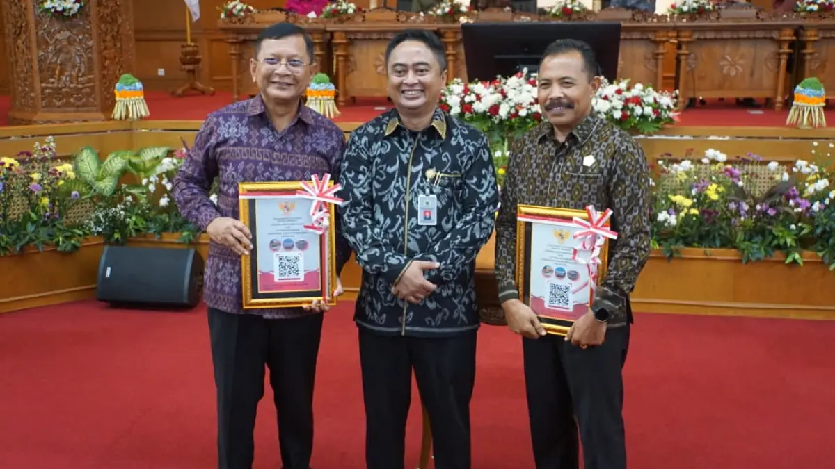 WTP: Bupati Buleleng, I Nyoman Sutjidra (paling kiri) dan Ketua DPRD Buleleng, Ketut Ngurah Arya (paling kanan) menerima opini Wajar Tanpa Pengecualian (WTP) dari BPK RI atas Laporan Hasil Pemeriksaan (LHP) LKPD Tahun Anggaran 2025. (Pemkab Buleleng)