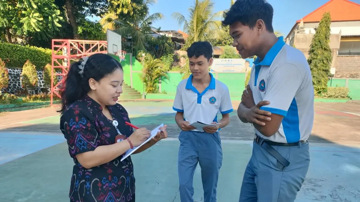KUNJUNGI ALMAMATER: Putu Putri Adelia Savitri, guru asal Buleleng yang viral di media sosial karena memberikan nilai yang berisi doodle. Ia mengunjungi almamaternya di SMAN 2 Banjar. (SMAN 2 Banjar)