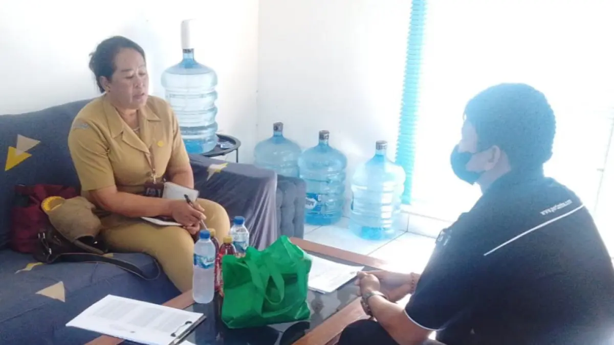 MINTA KLARIFIKASI: Staf Dinas Pertanian Ketahanan Pangan dan Perikanan (Distankan) Buleleng melakukan klarifikasi ke salah satu SPBU terkait indikasi penyelewengan BBM bersubsidi mengatasnamakan dinas. (Pemkab Buleleng)