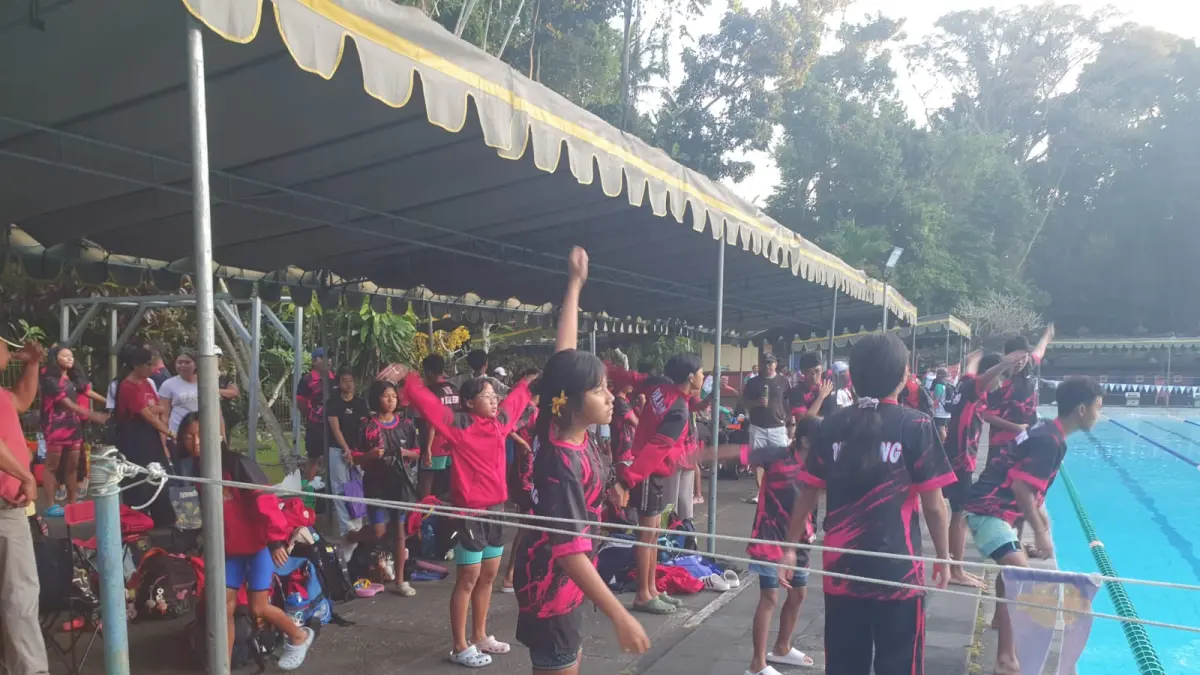 RAIH MEDALI: Atlet renang Buleleng saat berlomba pada ajang Porjar Bali 2026. (Akuatik Buleleng)