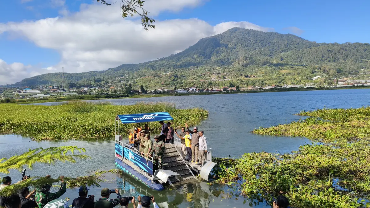 TERTUTUP ECENG GONDOK: Suasana di Danau Buyan yang tertutup eceng gondok. Sekitar 8 hektare area danau tertutup tanaman tersebut. (Francelino Junior/Radar Buleleng)