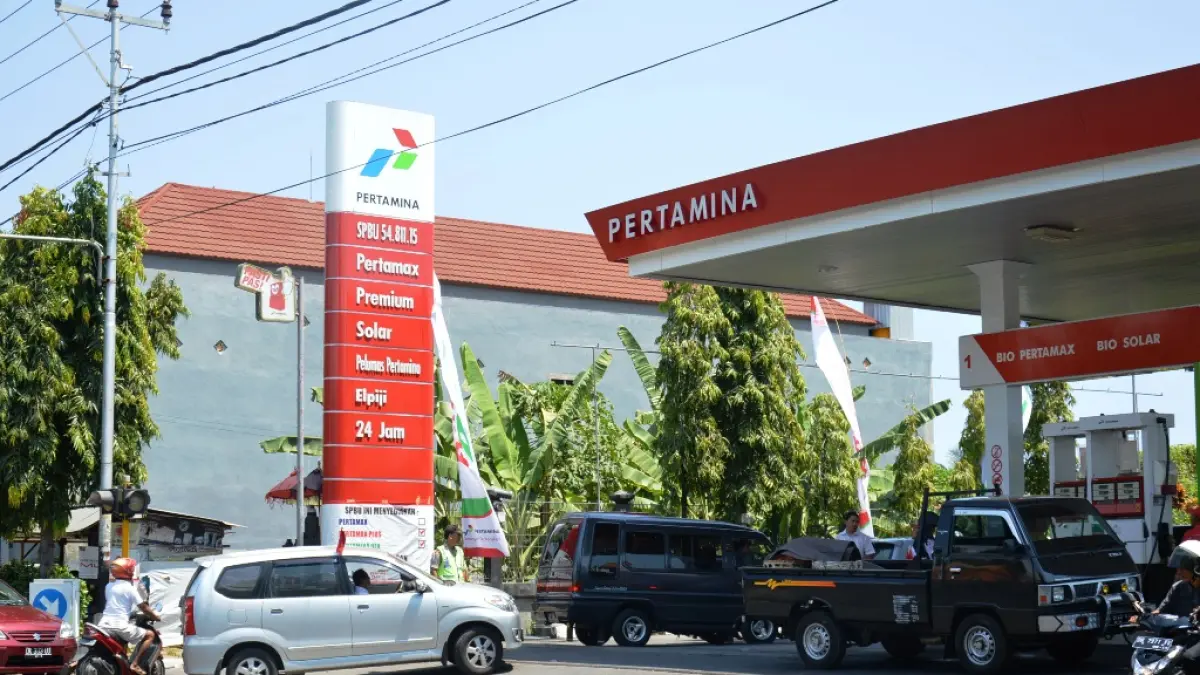 ANTRE: Antrean kendaraan mengular di salah satu SPBU yang ada di Kabupaten Buleleng. (dok. Radar Buleleng)
