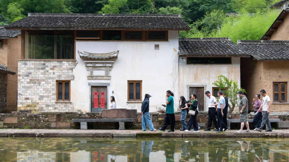 DESA TUA: Suasana di desa tua Zizai Valley di Provinsi Anhui, Tiongkok. Bangunan tua itu sepintas terlihat terbengkalai, namun di balik tembok ada fasilitas penginapan setara resort berbintang. (Eka Prasetya/Radar Buleleng)