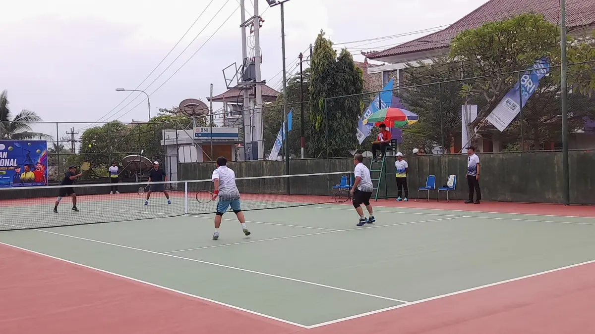 BANGUN JEJARING: Suasana pertandingan tenis antar profesor di Lapangan Tenis Universitas Pendidikan Ganesha, Buleleng. (Undiksha)