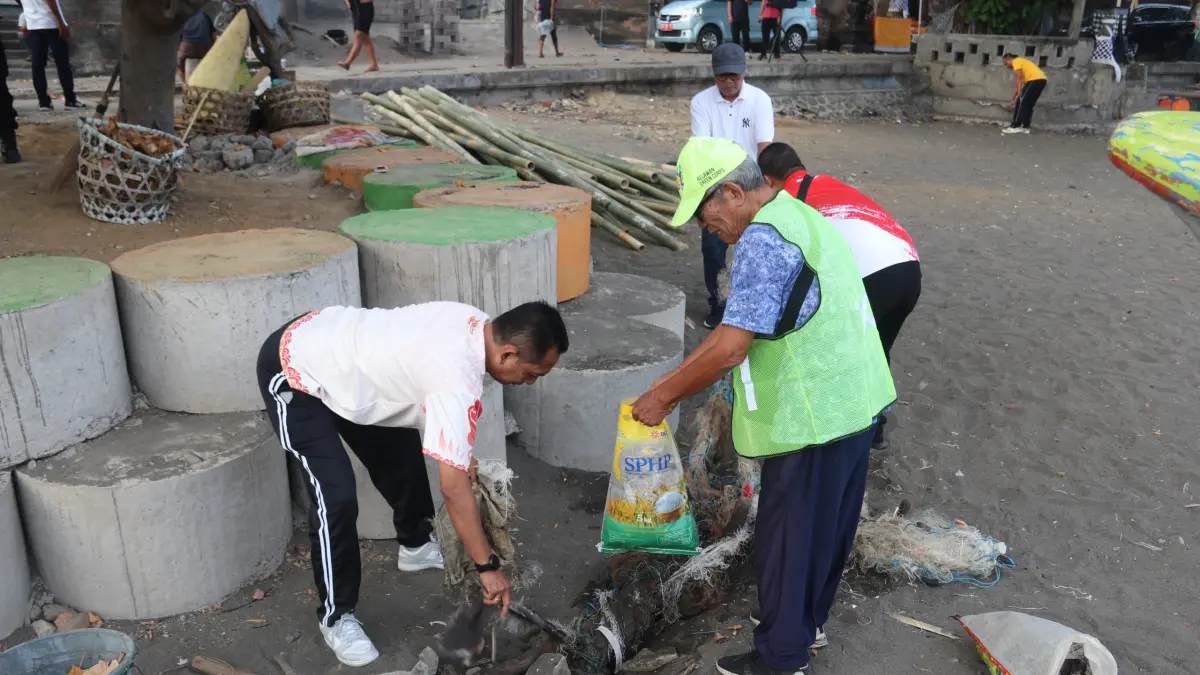 BERSIHKAN SAMPAH: ASN membersihkan sampah yang menumpuk di pesisir Buleleng. (Pemkab Buleleng)