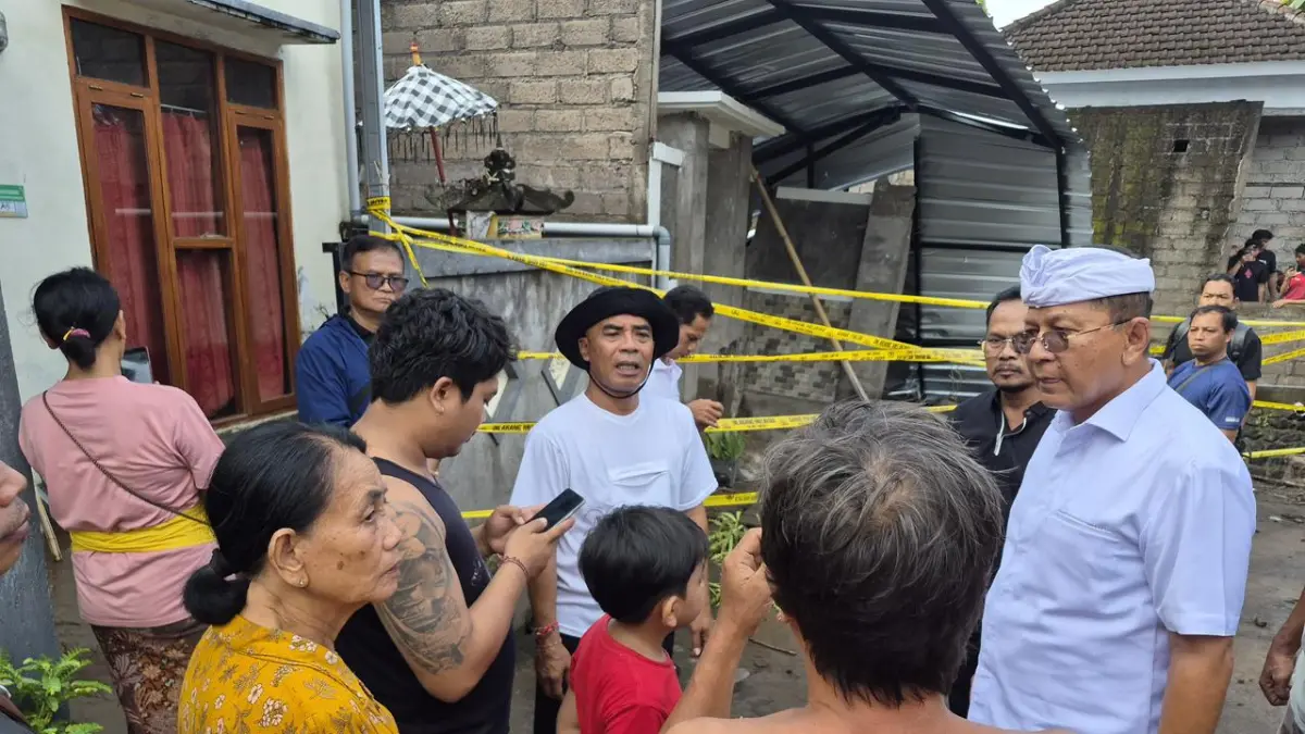 DATANGI LOKASI KEJADIAN: Bupati Buleleng, I Nyoman Sutjidra (paling kanan) mendatangi lokasi kejadian rumah ambruk tergerus banjir di Desa Baktiseraga. Peristiwa itu menyebabkan seorang mahasiswa tewas. (Pemkab Buleleng)