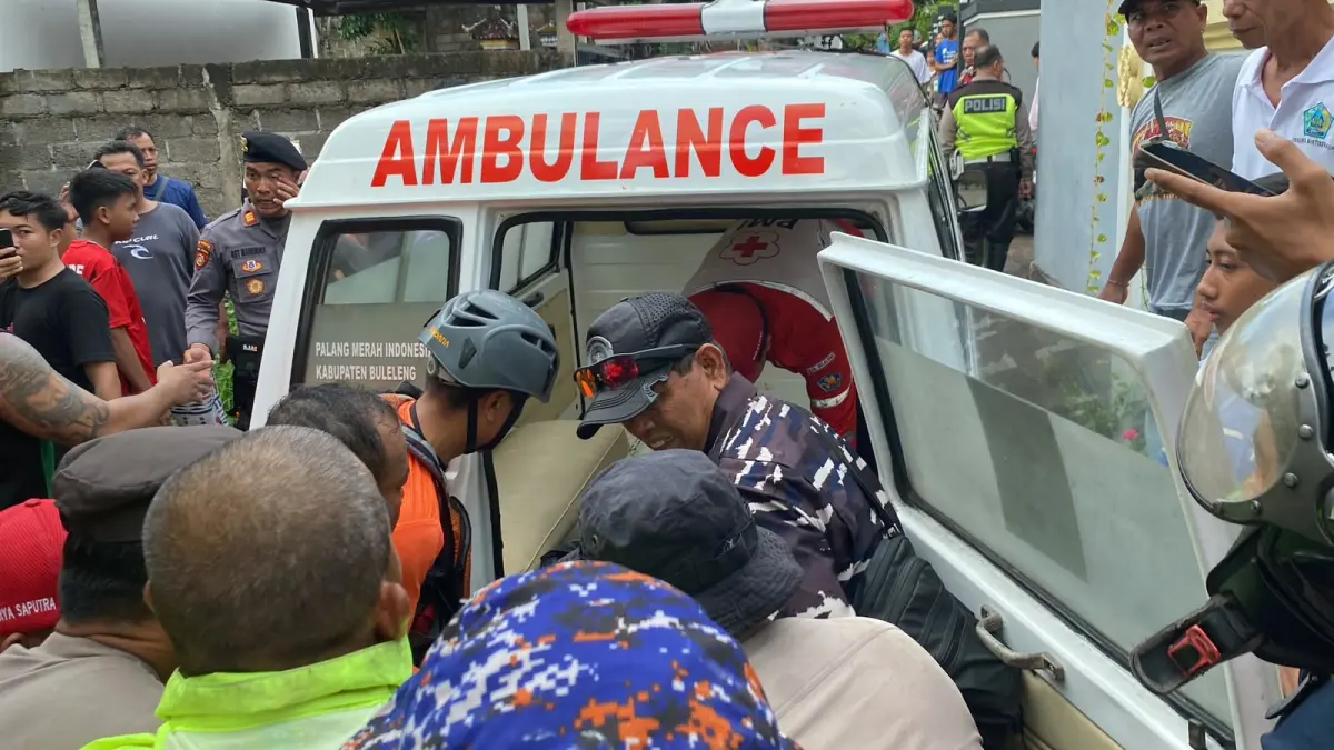 EVAKUASI: Proses evakuasi jenazah mahasiswa Undiksha yang sempat hilang tertimbun reruntuhan rumah karena diterjang banjir. (Kantor SAR Denpasar)