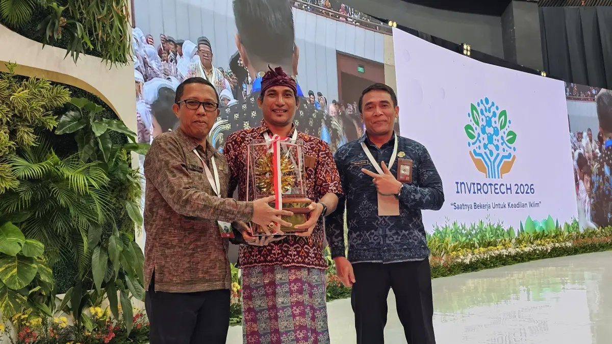 KALPATARU: Pegiat lingkungan asal Desa Pemuteran Kabupaten Buleleng, Komang Astika (tengah) meraih kalpataru dari Kementerian Lingkungan Hidup. (Pemkab Buleleng)