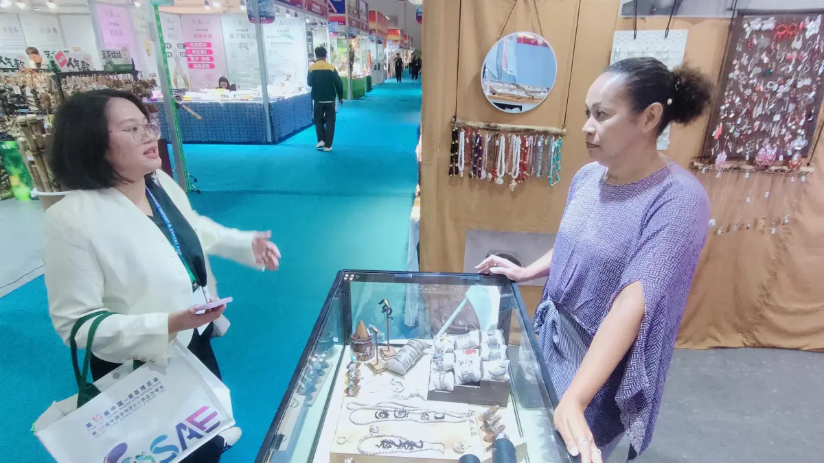 PERAJIN PERAK: Dewi Tanu Wijaya (kanan) di stan kerajinan perak yang ia kelola. Ia menjadi satu-satunya perwakilan Indonesia pada ajang China-South Asia Expo di Provinsi Yunnan, Tiongkok pada awal Juni lalu. (Eka Prasetya/Radar Buleleng)