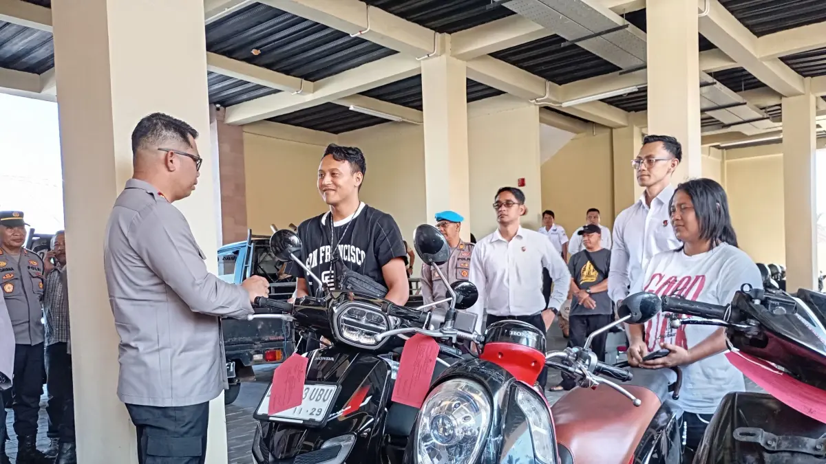 BARANG BUKTI: Kapolres Buleleng, AKBP Ruzi Gusman mengembalikan barang bukti sepeda motor yang hilang karena dicuri di Desa Tajun, Buleleng. (Francelino Junior/Radar Buleleng)