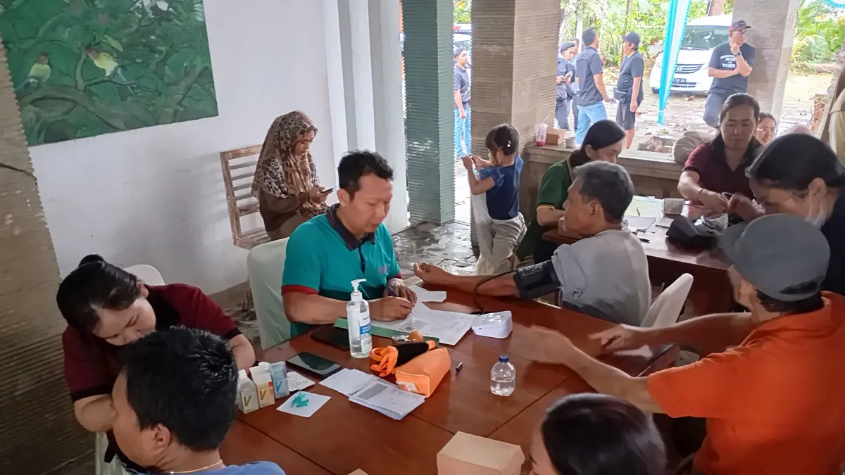 PEMERIKSAAN KESEHATAN: Suasana pemeriksaan kesehatan kepada warga yang terdampak kebisingan operasional PLTD Pemaron. (Francelino Junior/Radar Buleleng)