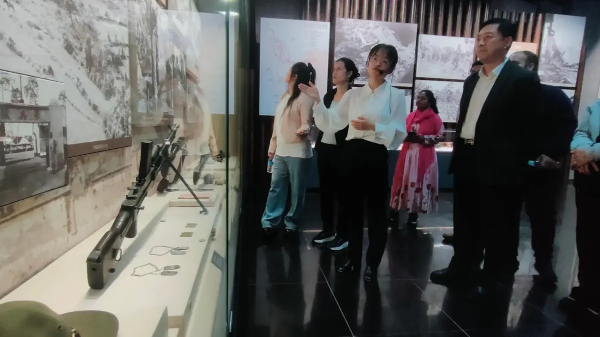 PENINGGALAN PERANG: Salah satu senjata perang yang dipamerkan di Western Yunnan Anti-Japanese War Memorial Museum di Kota Tengchong, Provinsi Yunnan, Tiongkok. (Eka Prasetya/Radar Buleleng)