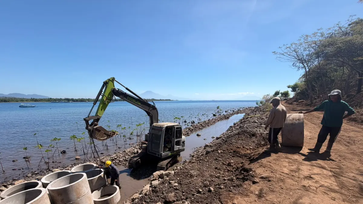 PROYEK ABRASI: Proses pengerjaan pengaman pantai di Desa Pemuteran, Kabupaten Buleleng. Proyek tersebut sempat menjadi sorotan Pansus TRAP DPRD Bali. (Francelino Junior/Radar Buleleng)