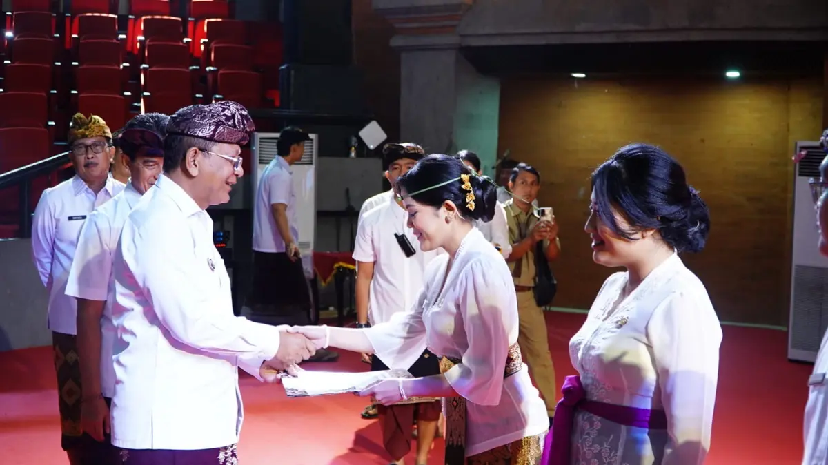 ASN BARU: Bupati Buleleng, I Nyoman Sutjidra (kiri) menyerahkan SK ASN kepada CPNS yang baru dilantik. (Pemkab Buleleng)