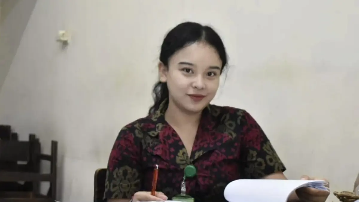 BAHASA BALI: Guru Bahasa Bali di SDN 26 Dangin Puri, Denpasar, Putu Putri Adelia Savitri. Wanita asal Buleleng itu dikenal karena kreativitasnya menuangkan doodle art di kertas penilaian hasil ulangan siswa. (istimewa)