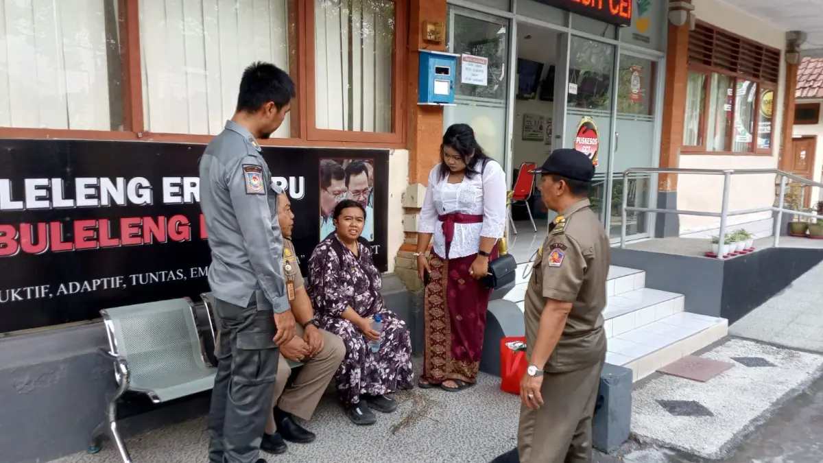 DIAMANKAN: Pol PP mengamankan seorang wanita bernama Yarti. Dia diduga ditelantarkan suaminya di Buleleng, setelah dijanjikan hendak pulang kampung ke Solo. (Pol PP Buleleng)