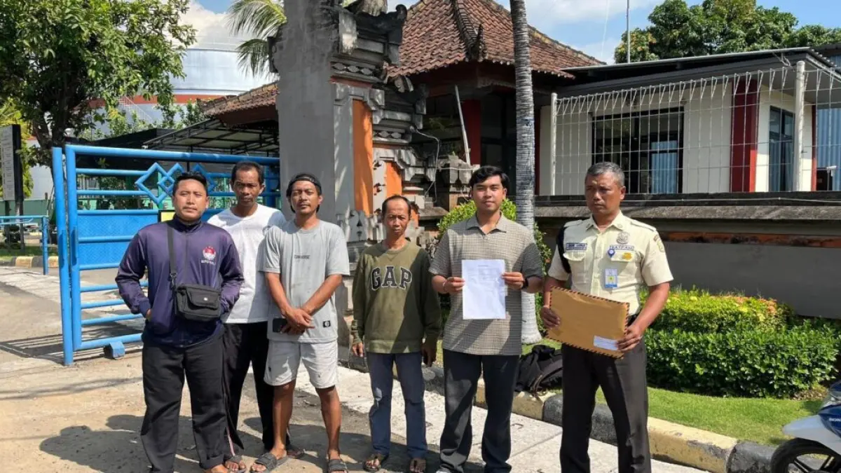 LAYANGKAN PROTES: Perwakilan warga yang menolak operasi PLTD Pemaron menyerahkan surat pengaduan ke perwakilan perusahaan PT PLN Indonesia Power, Unit Bisnis Pembangkitan (UBP) Bali pada Jumat (5/6/2026). (LBH Bali)
