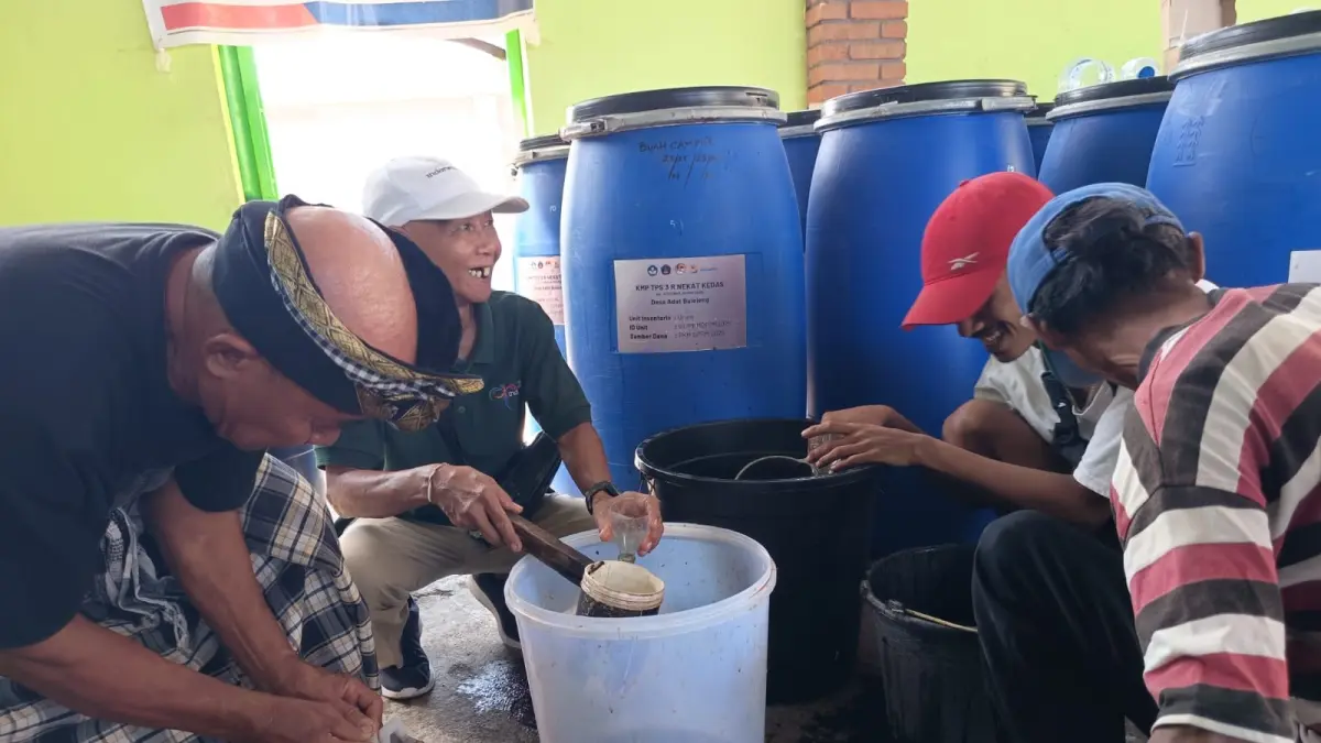 KELOLA SAMPAH: Suasana pengelolaan sampah organik di TPS3R Nekat Kedas yang dikelola Desa Adat Buleleng. (Francelino Junior/Radar Buleleng)