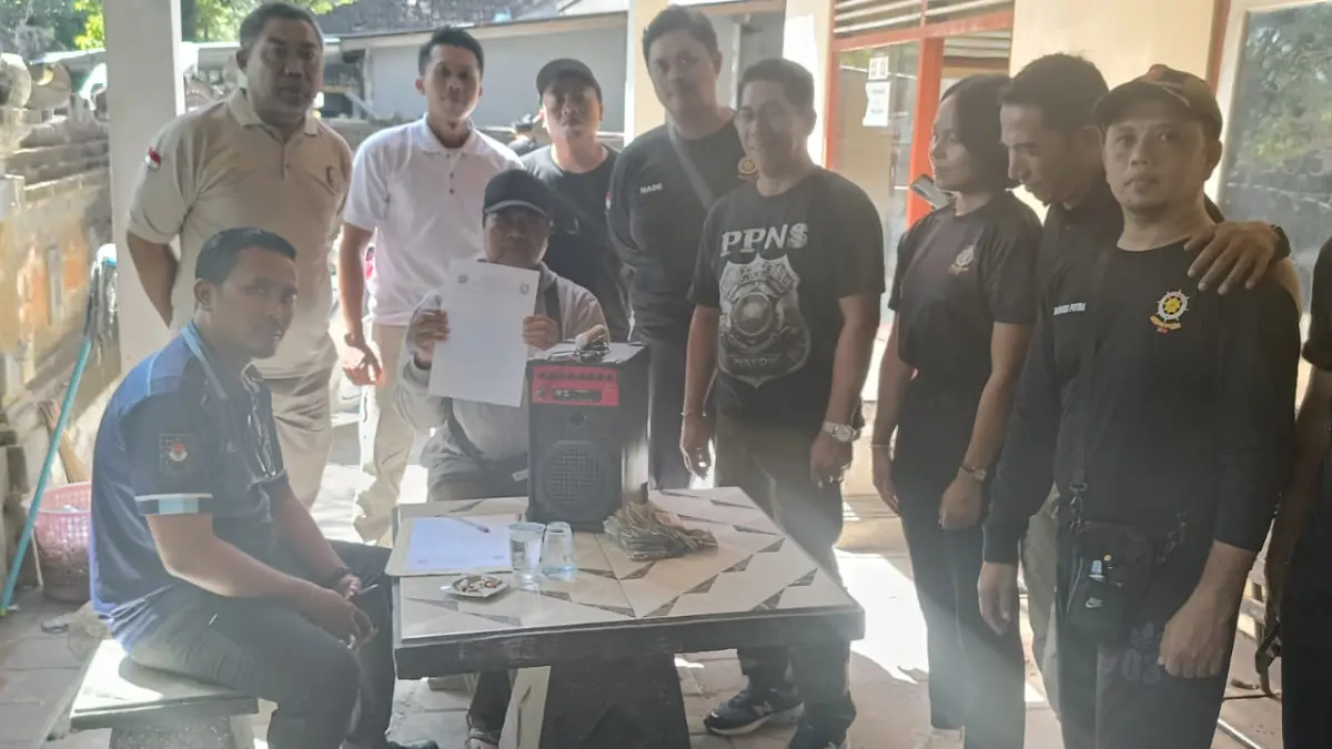 AMANKAN PENGAMEN: Pol PP Buleleng mengamankan seorang pengamen (pegang kertas) yang beroperasi di kawasan Jalan Dahlia, Kelurahan Kampung Baru. (Pemkab Buleleng)