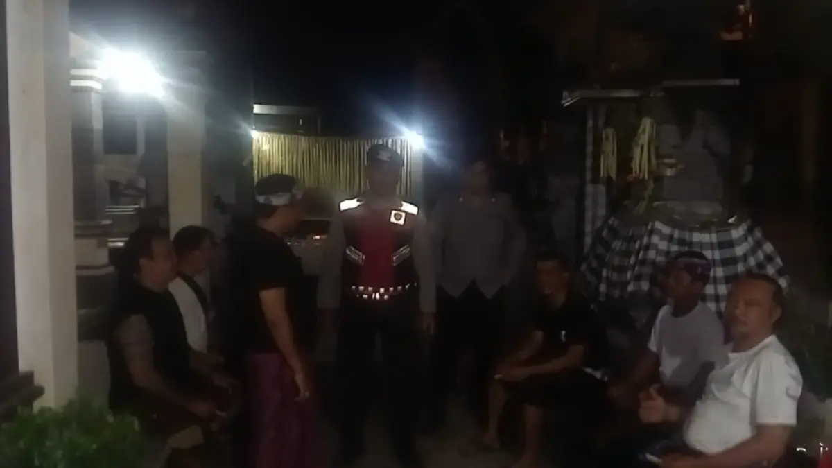 AMANKAN SITUASI: Aparat kepolisian Polsek Banjar mendatangi rumah warga setelah mendapat laporan adanya pria mabuk yang datang membawa senjata tajam. (Polres Buleleng)
