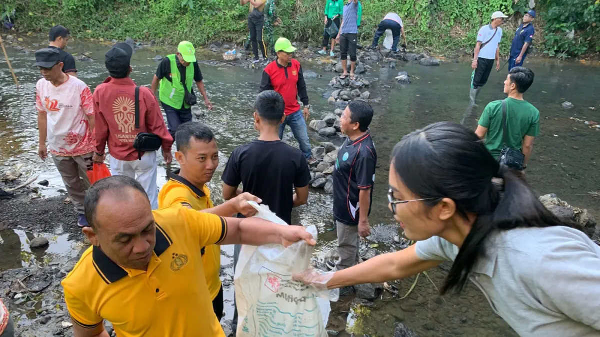 BERSIH SUNGAI: Suasana bersih sungai di Tukad Buleleng. Masyarakat diajak gotong royong bersihkan aliran sungai dari sampah. (Pemkab Buleleng)