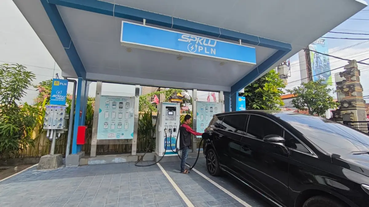 KENDARAAN LISTRIK: Suasana pengisian energi kendaraan listrik di SPKLU PLN Singaraja. (PLN Bali Utara)