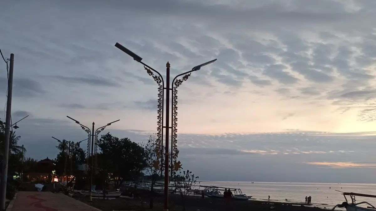 PEDESTRIAN: Penataan pedestrian Kawasan Wisata Lovina. Proyek itu ditargetkan rampung awal bulan Juni. (Eka Prasetya/Radar Buleleng)
