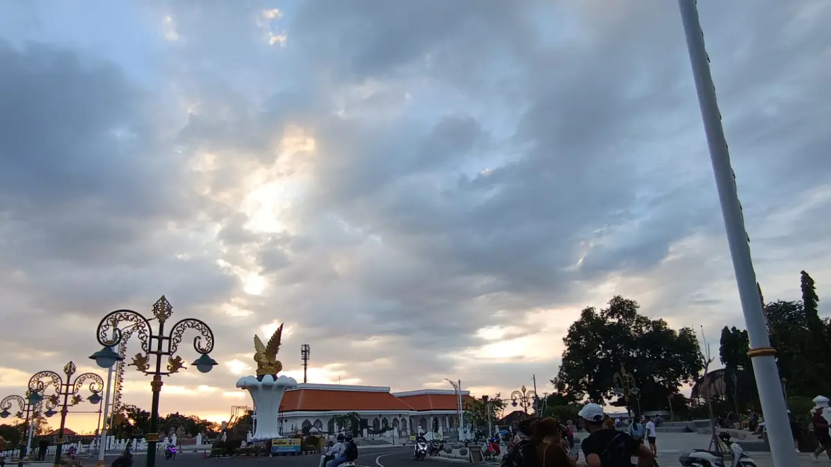 TITIK NOL: Suasana sore di Titik Nol Kota Singaraja. Lokasi ini diramaikan warga untuk nongkrong, membuat foto, maupun konten medsos. Lokasi sudah dibuka untuk masyarakat, meski belum sepenuhnya selesai. (Eka Prasetya/Radar Buleleng)