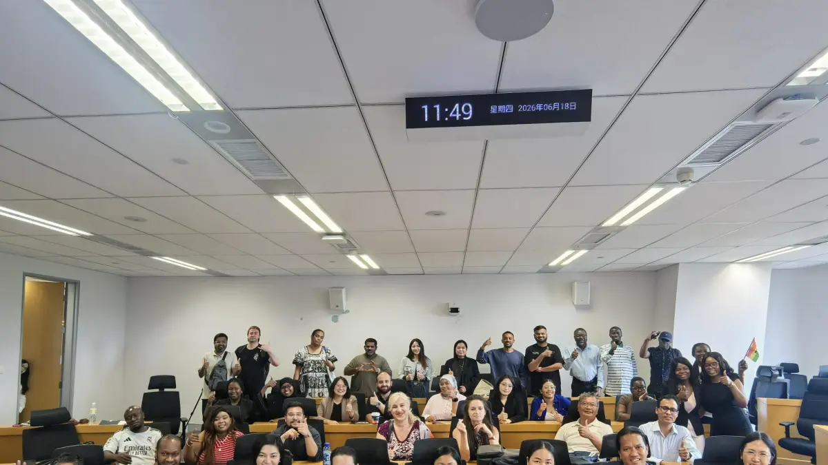 KELAS INTERNASIONAL: Suasana di ruang perkuliahan Lide Building, Renmin University of China. Puluhan jurnalis dari berbagai belahan dunia belajar mengenali lanskap media Tiongkok lewat perkuliahan. (Eka Prasetya/Radar Buleleng)