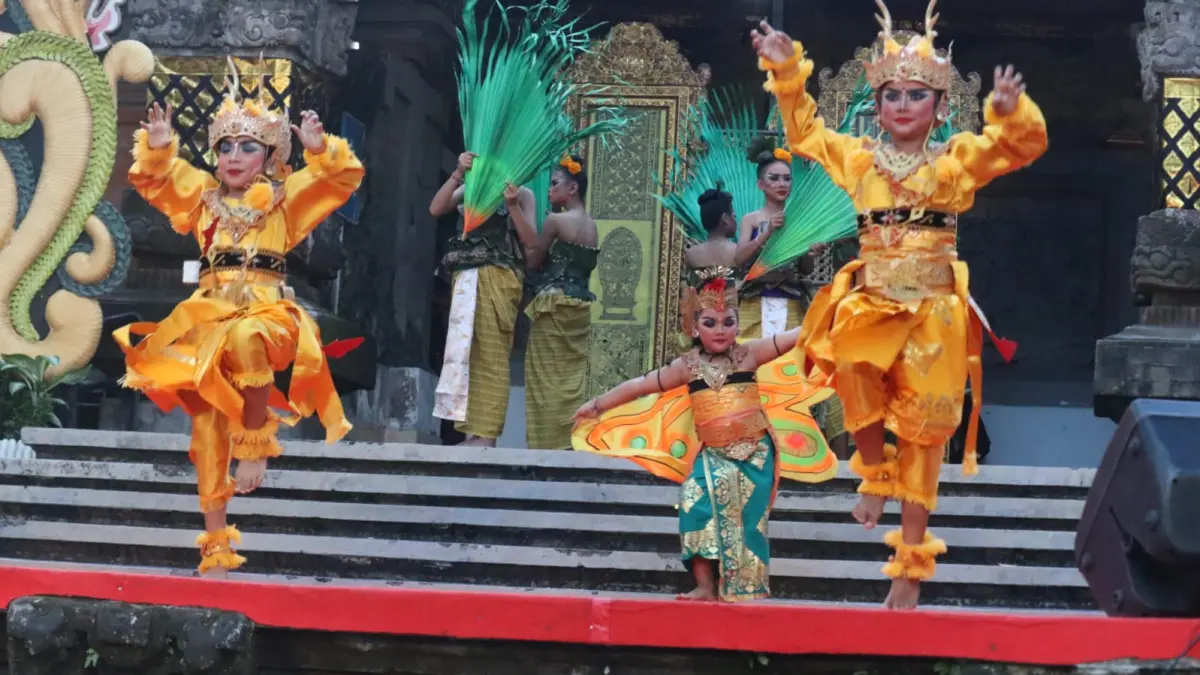 NGELAWANG: Penampilan komunitas seni Rare Kual pada ajang Pesta Kesenian Bali (PKB) 2026. (Pemkab Buleleng)