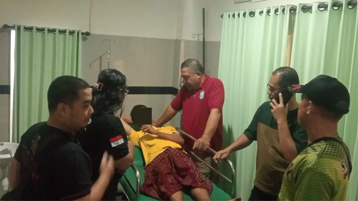 TENANGKAN ODGJ: Personel Pol  PP Buleleng menenangkan seorang ODGJ yang mengamuk. Selanjutnya ODGJ tersebut mendapat perawatan di RSUD Buleleng. (Pemkab Buleleng)