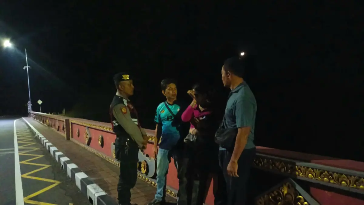 AMANKAN REMAJA: Aparat kepolisian Polsek Sukasada mengamankan seorang remaja yang berada di jembatan shortcut seorang diri. (Polres Buleleng)