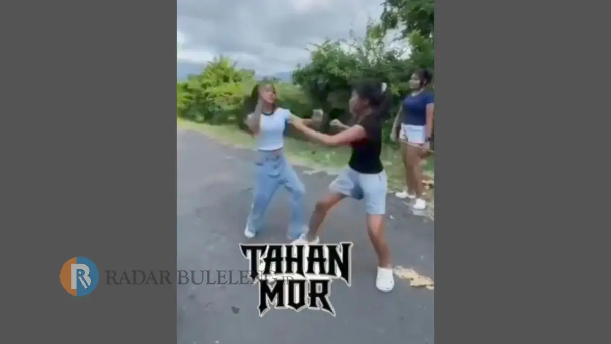 BAKU HANTAM: Viral di media sosial sebuah video yang memperlihatkan dua remaja putri yang baku hantam. Video itu direkam di kawasan Jalan Gunung Lempuyang, Kota Singaraja, Buleleng. (istimewa)
