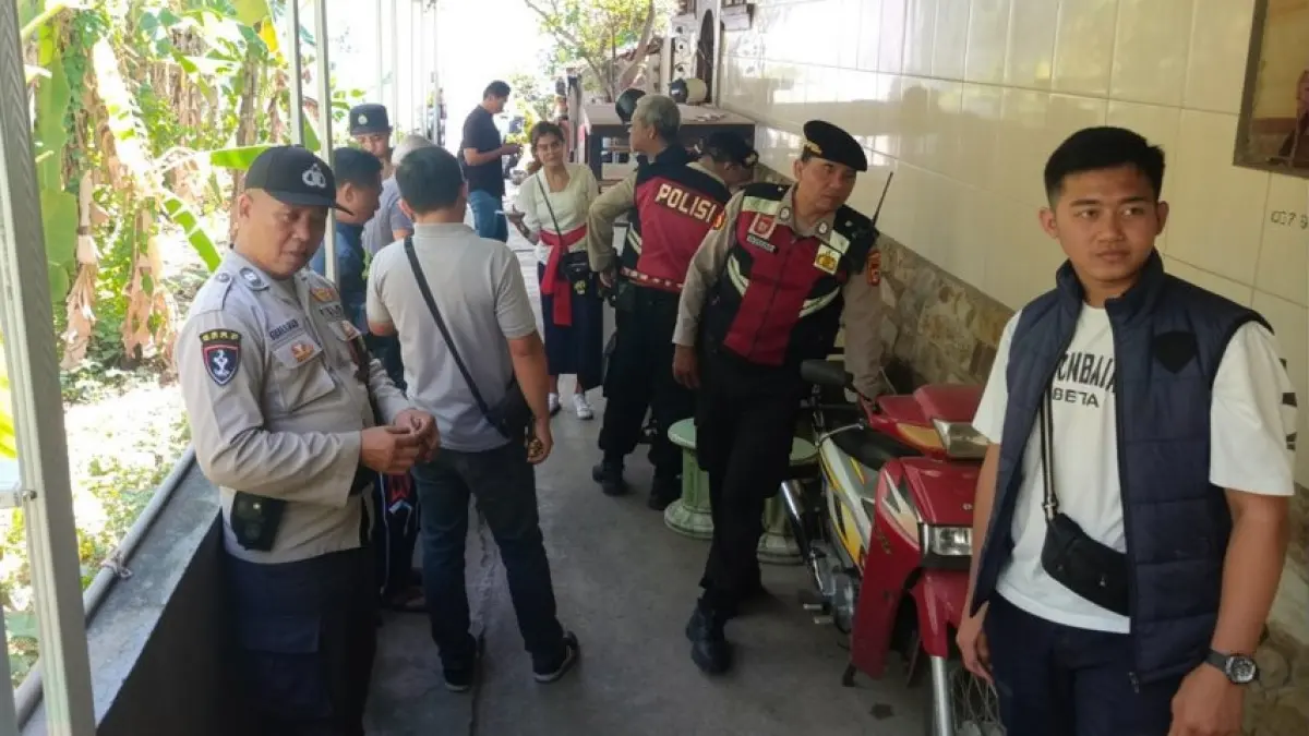 CARI MONYET: Aparat kepolisian mencari monyet yang dilaporkan kabur oleh warga Buleleng. (Polres Buleleng)