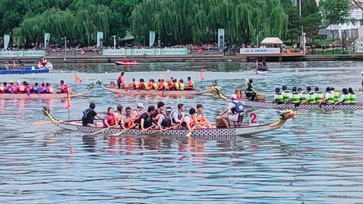 FESTIVAL: Suasana dragon boat festival di Tiongkok. Festival ini menjadi salah satu yang ditunggu pada libur musim panas. (Eka Prasetya/Radar Buleleng)