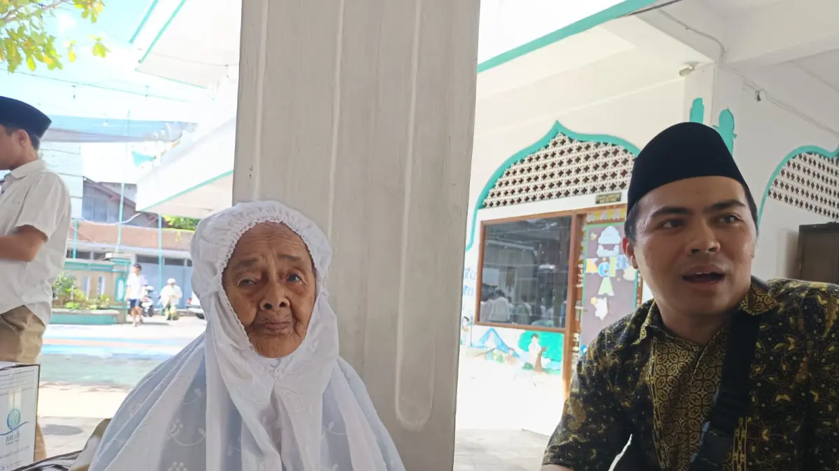 PULANG DENGAN SELAMAT: Jemaah  haji tertua asal Buleleng, Hj. Siti Madrahasan pulang dengan selamat dari tanah suci. Wanita berusia 86 tahun itu perlu menunggu selama 15 tahun untuk naik haji. (Francelino Junior/Radar Buleleng)