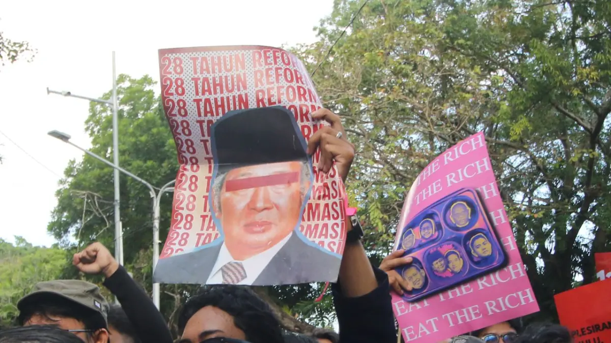 AKSI MASSA: Aksi mahasiswa dalam aksi Bali Bergerak di DPRD Bali. Mereka mengajukan 16 tuntutan kepada pemerintah. (Miftahuddin M. Halim/Radar Bali)