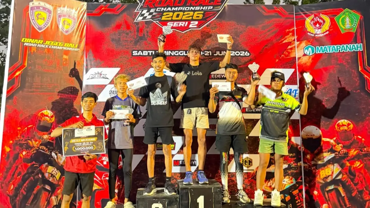 BALAP MOTOR: Para pembalap yang berhasil naik podium pada ajang Dinar Jegeg Bali Roadrace Championship Seri 2 di Kabupaten Jembrana, Bali. (IMI Buleleng)