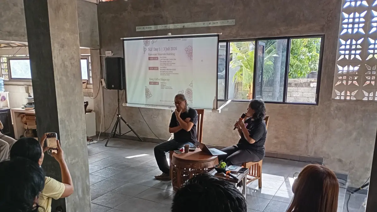 JELASKAN FESTIVAL: Direktur Singeraja Literary Festival, Kadek Sonia Piscayanti (kanan) dan Pendiri Singaraja Literary Festival, Made Adnyana Ole (kiri). (Francelino Junior/Radar Buleleng)