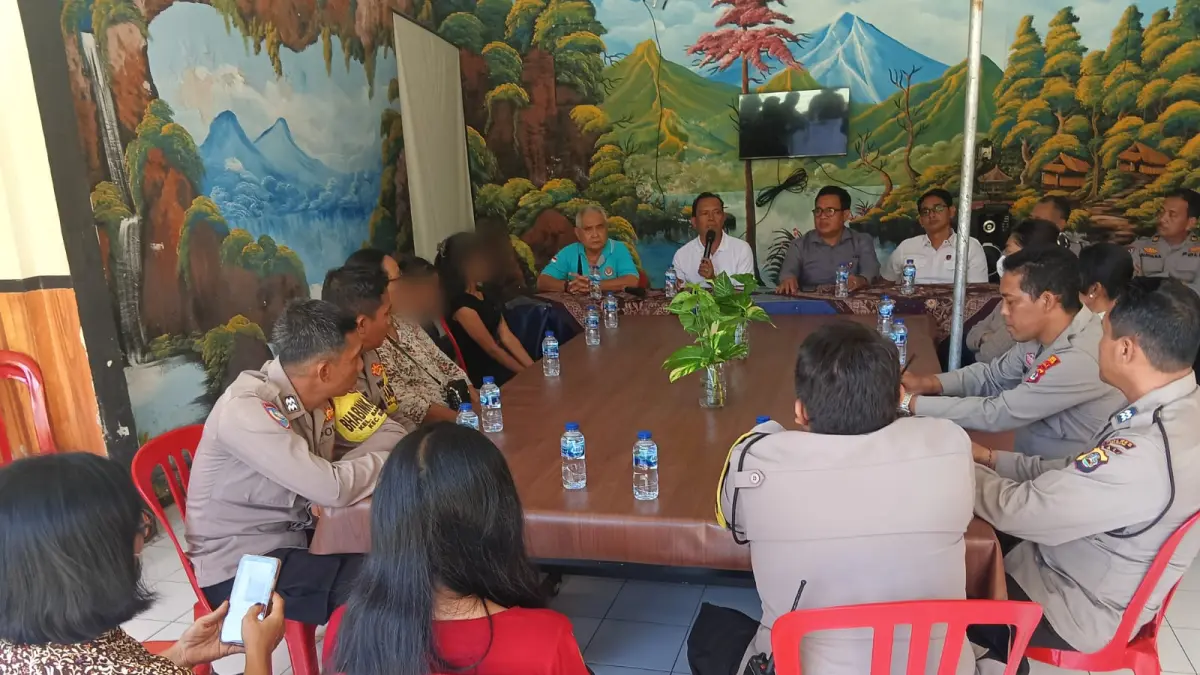 MEDIASI: Suasana mediasi para pelajar salah  satu SMP negeri di Buleleng yang terlibat peristiwa baku hantam. Keduanya sepakat berdamai. (Polres Buleleng)