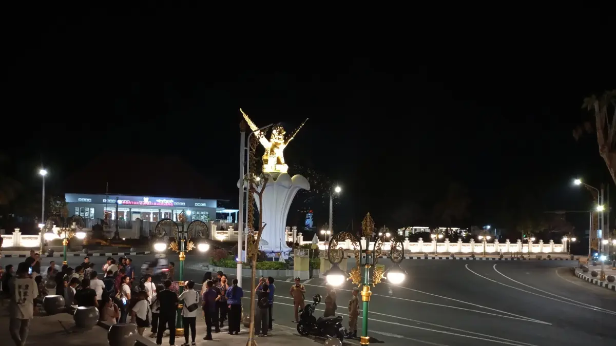 MENYALA: Lampu di kawasan titik nol Kota Singaraja kini menyala. Ruang publik yang tadinya redup, kini menjadi terang. (Francelino Junior/Radar Buleleng)