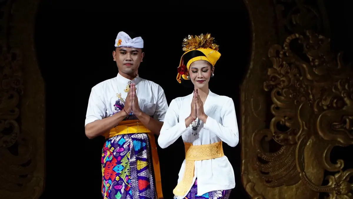 PERAGAAN BUSANA: Penampilan Semeton Jegeg Bagus Buleleng pada ajang utsawa Busana Adat serangkaian Pesta Kesenian Bali (PKB) 2026. (Pemkab Buleleng)