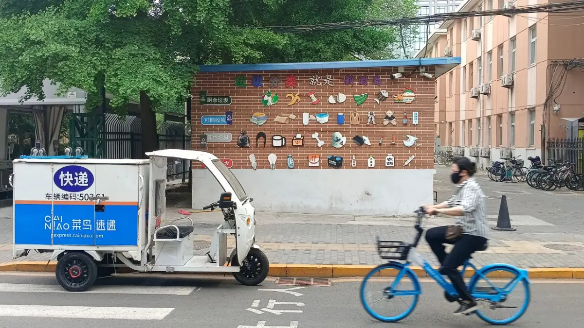 PILAH SAMPAH: Salah satu lokasi pemilahan sampah di Renmin University of China, Beijing, Tiongkok. Tong pembuangan sampah di Beijing, dipisahkan ke dalam empat jenis tong. (Eka Prasetya/Radar Buleleng)