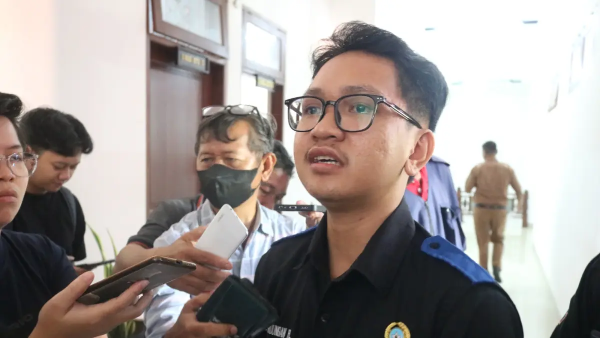 SUARAKAN PENDAPAT: Ketua DPM FHIS Undiksha, Carles Parlindungan Harefa menyuarakan sejumlah aspirasi kepada DPRD Buleleng. (Francelino Junior/Radar Buleleng)